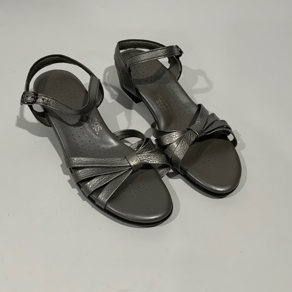 SAS Strappy Sandals Heel 9.5 W Silver Tripad Comfort Excellent Condition